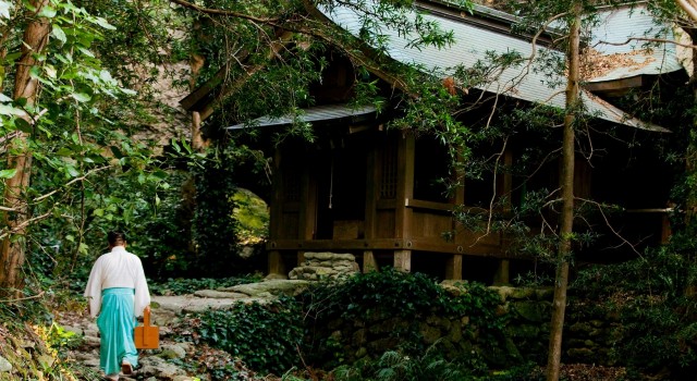 Sacred Island of Okinoshima and Associated Sites in the Munakata Region: One Shinto priest is
stationed at all times on
Okinoshima, each serving
for a ten-day shift